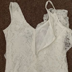 🌸 White lace dress that’s great for a tropical trip